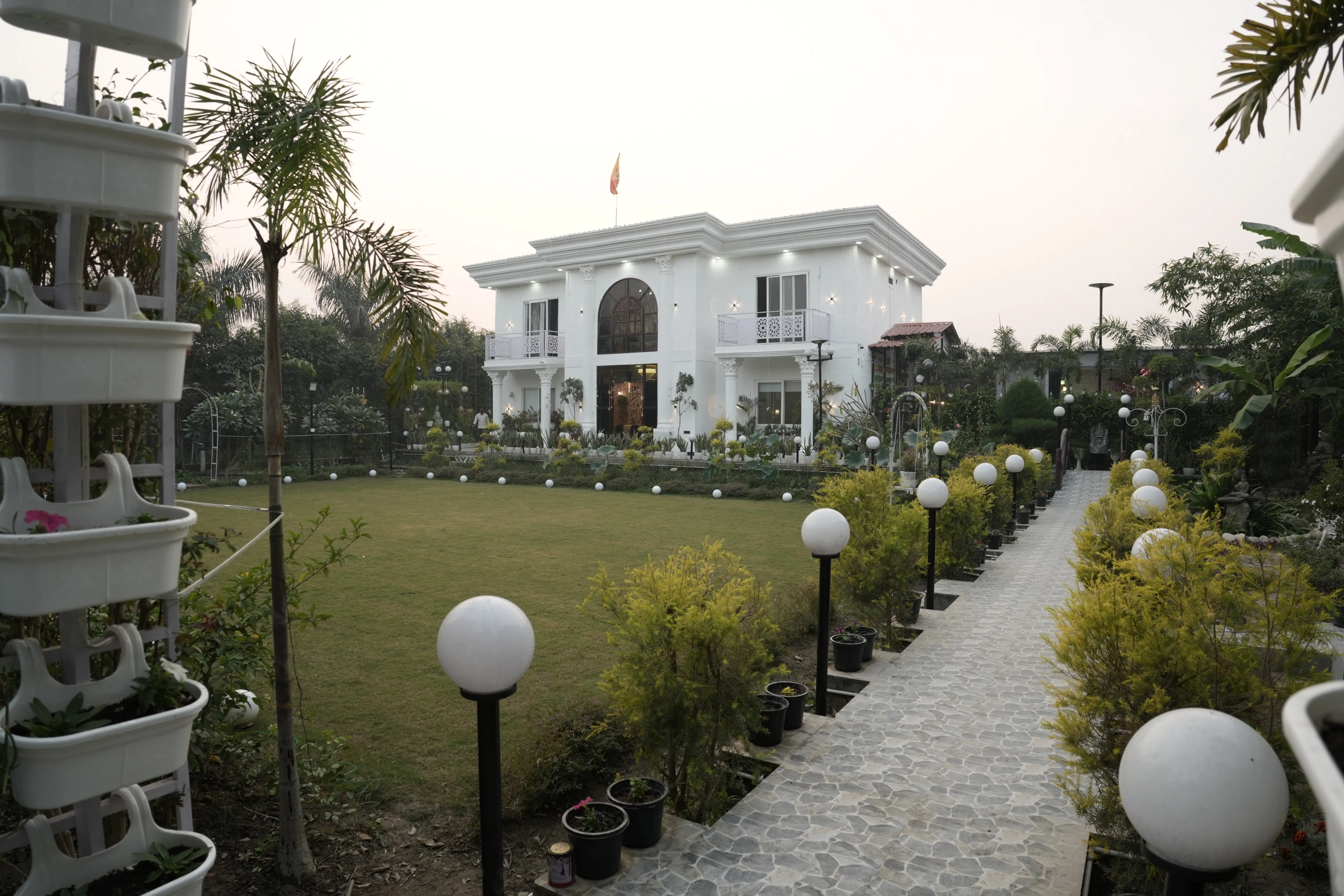 The White Lilly — farmhouse in Noida, Delhi